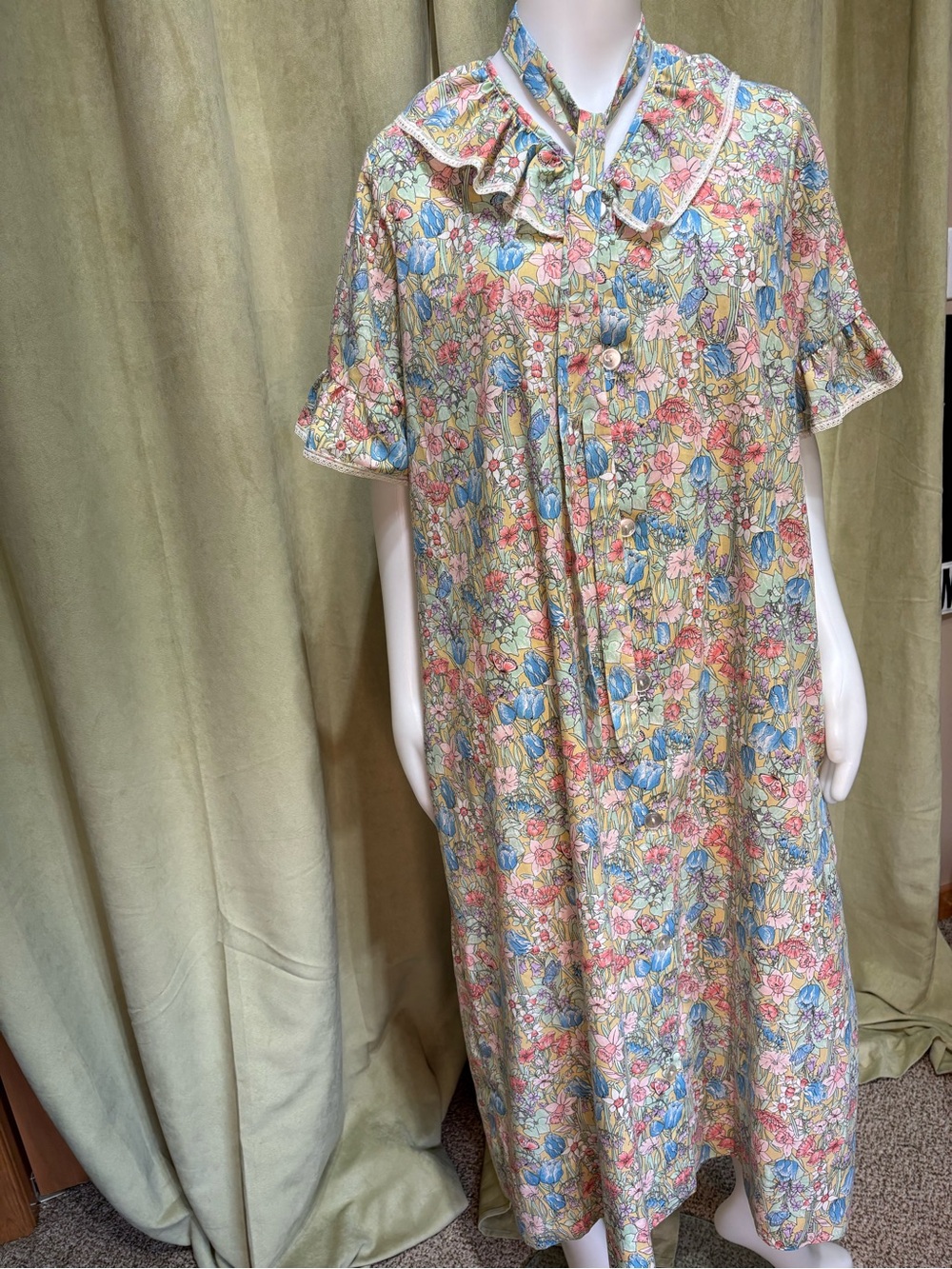 Vintage Floral Ruffle Collar Housecoat in Pastel Blue, Pink & Cream